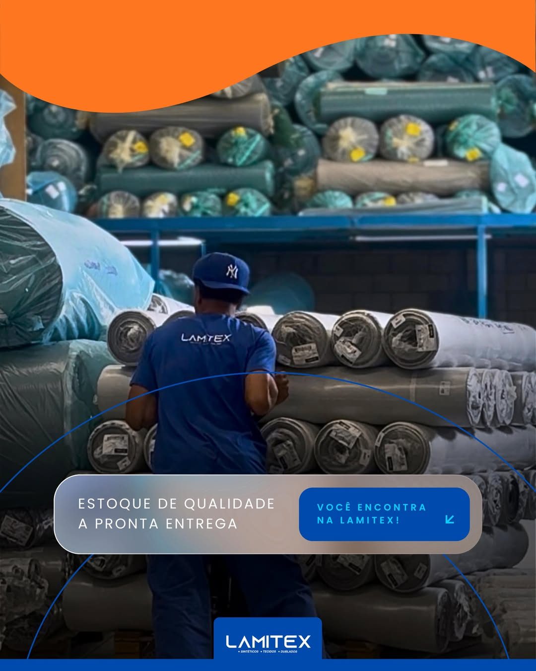 Colaborador da Lamitex organizando rolos de material no estoque